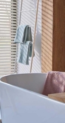 cortinas-horizontales-madera-bandas-blancas-en-banera-blanca-hunter-douglas