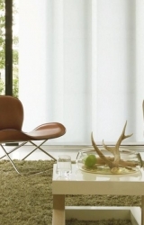 panel-oriental-blanco-living-con-sillon-hunter-douglas