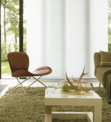 panel-oriental-blanco-living-con-sillon-hunter-douglas